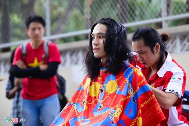 Anh Hoàng Lê Giang (28 tuổi) chia sẻ, rất hài lòng với mái tóc mới. Biết anh Tuấn qua bạn bè nên anh đã tham gia và cùng giúp đỡ người thợ cạo trong công việc chuẩn bị và sắp xếp. Chàng Việt kiều Mỹ cắt tóc miễn phí trên vỉa hè Sài Gòn