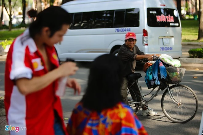 Ông Hai, người hay nhặt chai lọ ở khu vực này đi qua rất muốn cắt tóc nhưng phải về nhà hỏi ý vợ rồi mới quay lại. Chàng Việt kiều Mỹ cắt tóc miễn phí trên vỉa hè Sài Gòn