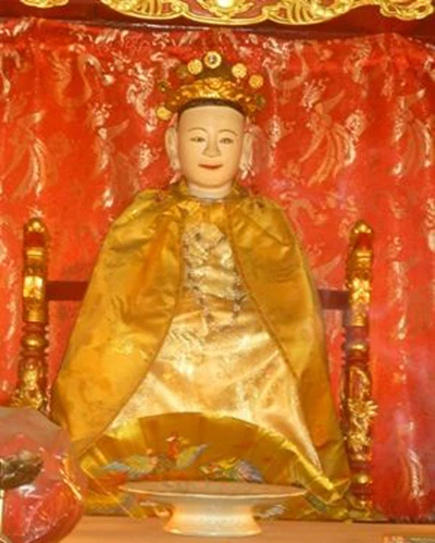 Tượng thờ vua bà Lý Chiêu Hoàng đầu đội miện Kim Khôi, mình khoác áo long bào ở đền Rồng. Ảnh tư liệu chuyen-it-biet-ve-nu-hoang-duy-nhat-o-viet-nam