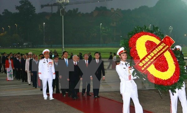 Đoàn đại biểu dự Đại hội Đảng lần thứ XII viếng lăng Bác ảnh 1