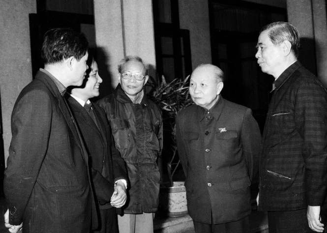 Hậu trường lựa chọn “nhân vật số 1” ảnh 2 Ông Trường Chinh và ông Nguyễn Văn Linh trò chuyện với các thành viên trong ban soạn thảo văn kiện Đại hội VI, tháng 11-1986 - Ảnh: Xuân Lâm