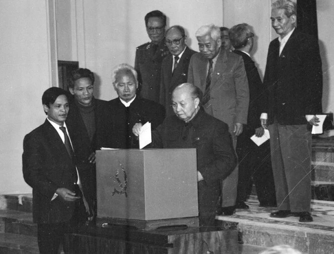 Các vị lãnh đạo cấp cao bỏ phiếu tại Đại hội VI - Ảnh tư liệu Các vị lãnh đạo cấp cao bỏ phiếu tại Đại hội VI - Ảnh tư liệu