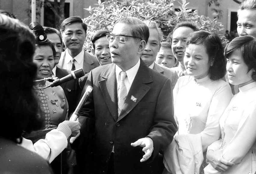 Phiên bế mạc, nhìn từ Sài Gòn ảnh 1 Ông Nguyễn Văn Linh trả lời phỏng vấn báo chí bên hành lang Đại hội VI - Ảnh: Huỳnh Sơn Phước
