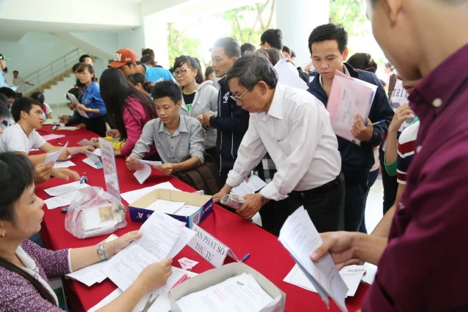 Nộp hồ sơ tại Trường ĐH Tôn Đức Thắng (TP.HCM) trong đợt xét tuyển năm 2015 - Ảnh: Như Hùng Điều chỉnh ưu tiên tuyển sinh 2016 như thế nào?