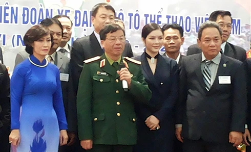 Lý Nhã Kỳ (áo đen) ra mắt BCH nhiệm kỳ mới. ly-nha-ky-lam-pho-chu-tich-lien-doan-xe-dap-moto-viet-nam