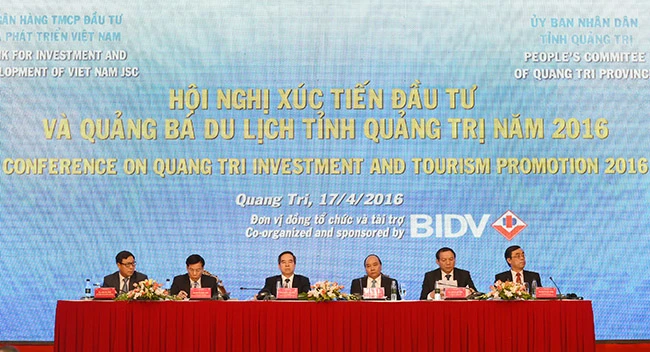 Thủ tướng Nguyễn Xuân Phúc dự Hội nghị xúc tiến đầu tư và quảng bá du lịch tỉnh Quảng Trị ngày 17/4. Ảnh: VGP/Quang Hiếu Thủ tướng Nguyễn Xuân Phúc dự Hội nghị xúc tiến đầu tư và quảng bá du lịch tỉnh Quảng Trị ngày 17/4. Ảnh: VGP/Quang Hiếu