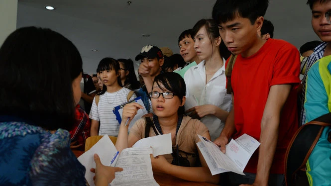 Thí sinh làm thủ tục dự thi tại cụm thi Trường ĐH Sư phạm kỹ thuật TP.HCM - Ảnh: Hữu Khoa 8 thỉnh cầu của một giáo viên gửi bộ trưởng Bộ GD-ĐT