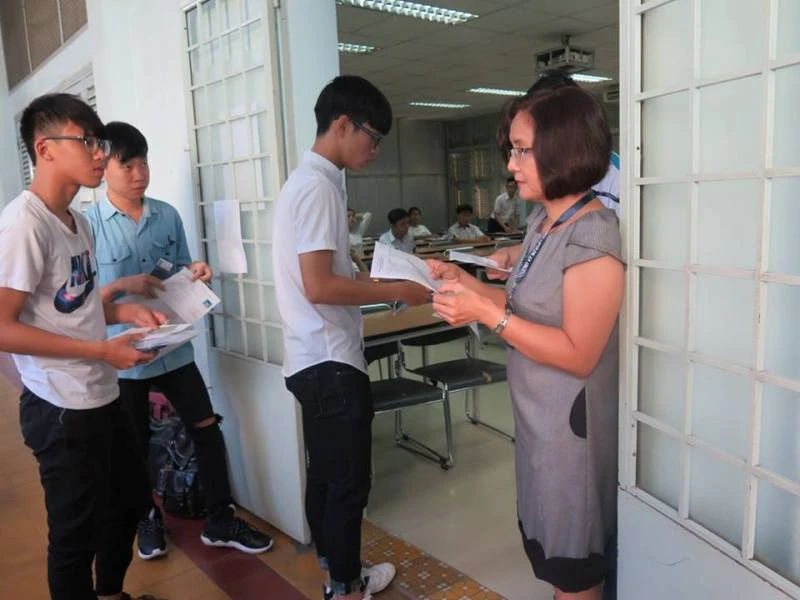 Gần 900.000 thí sinh bước vào môn thi đầu tiên ảnh 11 Gần 900.000 thí sinh bước vào môn thi đầu tiên ảnh 11