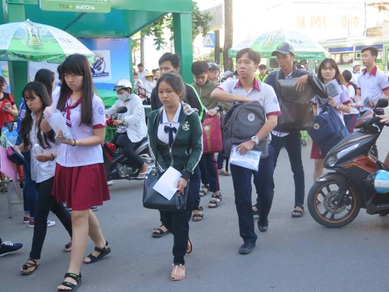 Gần 900.000 thí sinh bước vào môn thi đầu tiên ảnh 1 Gần 900.000 thí sinh bước vào môn thi đầu tiên ảnh 1