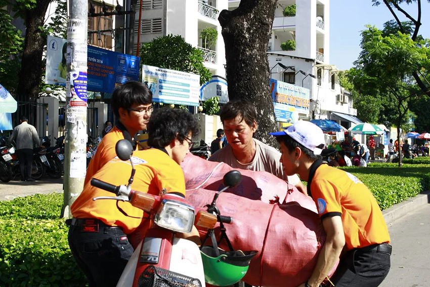 Sinh viên tình nguyện tiếp sức người đi đường ảnh 5 Sinh viên tình nguyện tiếp sức người đi đường ảnh 5