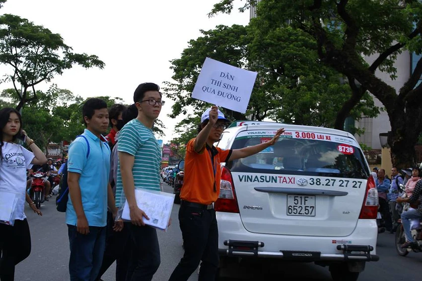 Sinh viên tình nguyện tiếp sức người đi đường ảnh 1 Sinh viên tình nguyện tiếp sức người đi đường ảnh 1