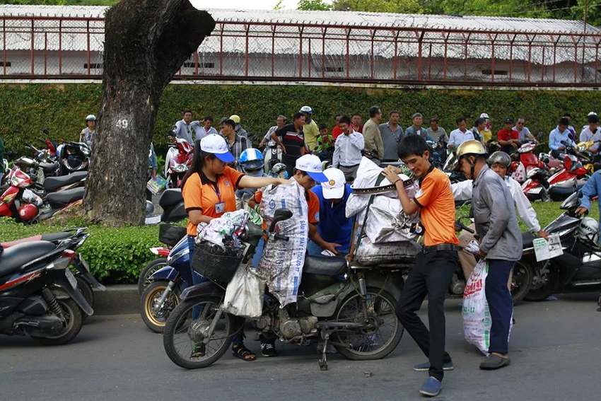 Sinh viên tình nguyện tiếp sức người đi đường ảnh 2 Sinh viên tình nguyện tiếp sức người đi đường ảnh 2