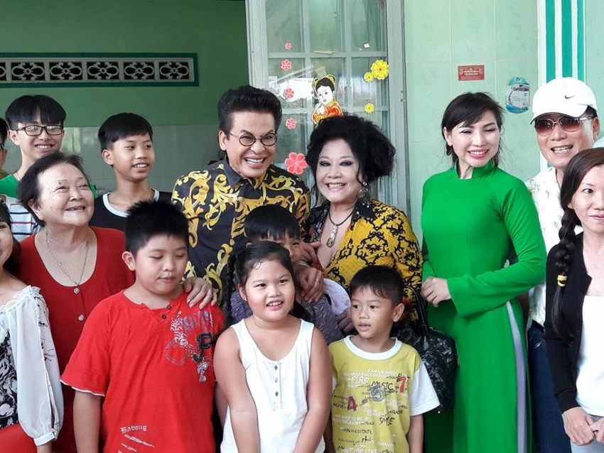“Vợ chồng” Thanh Bạch - Thúy Nga làm từ thiện sau đám cưới lần thứ 8 ảnh 3 “Vợ chồng” Thanh Bạch - Thúy Nga làm từ thiện sau đám cưới lần thứ 8 ảnh 3
