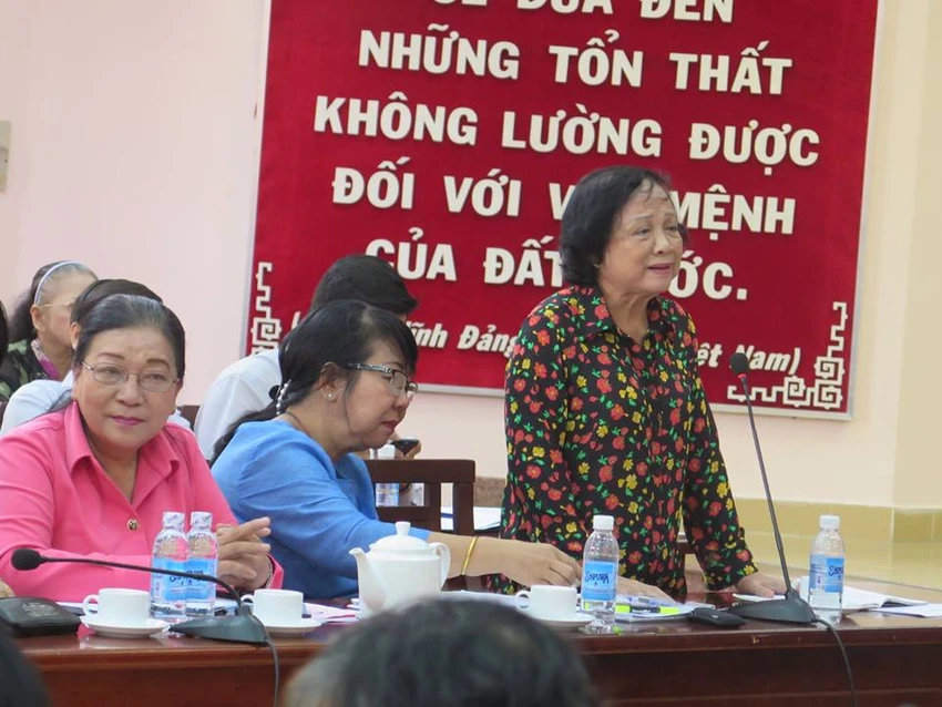 Bà Nguyễn Thị Yến Thu, Chủ tịch Hội Cựu giáo chức TP.HCM phát biểu tại hội nghị sáng 18-8. Ảnh: P. Anh 