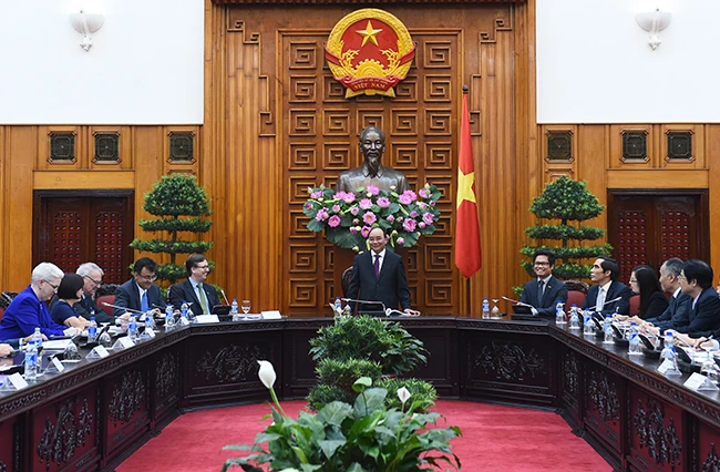 Thủ tướng Nguyễn Xuân Phúc khẳng định Chính phủ Việt Nam đang đẩy mạnh cải cách hành chính, hệ thống chính sách để tạo môi trường thể chế minh bạch, vững mạnh hơn, tạo môi trường đầu tư có sức thu hút tốt hơn. Ảnh: VGP/QUANG HIẾU Thủ tướng Nguyễn Xuân Phúc khẳng định Chính phủ Việt Nam đang đẩy mạnh cải cách hành chính, hệ thống chính sách để tạo môi trường thể chế minh bạch, vững mạnh hơn, tạo môi trường đầu tư có sức thu hút tốt hơn. Ảnh: VGP/QUANG HIẾU
