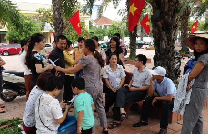 Phụ huynh lại kéo đến trường phản đối chương trình VNEN ảnh 1 Phụ huynh kéo nhau đến trường phản đối chương trình VNEN