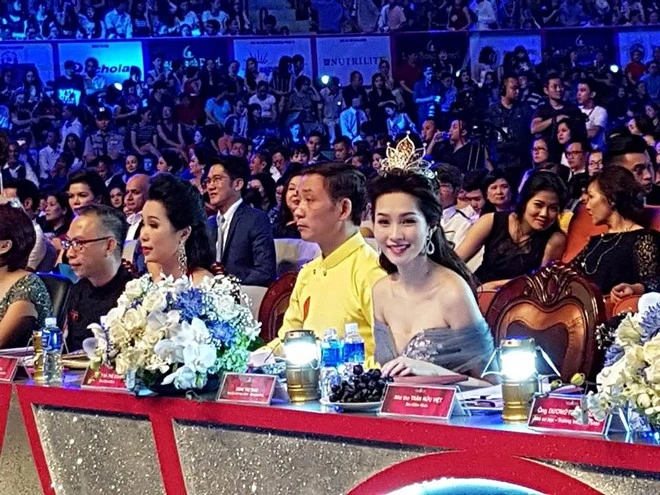 Trực tiếp: Đỗ Mỹ Linh đăng quang Hoa hậu Việt Nam 2016 ảnh 110 A hau Huyen My du doan Thuy Dung, Kieu Vy dang quang hinh anh 1