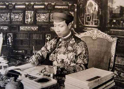 Vua Khải định đang làm việc. Ảnh tư liệu. vua-khai-dinh-dang-lam-viec_1472875339.j