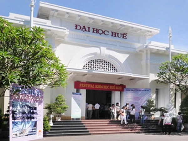 Đại học Huế giảm 50% học phí cho sinh viên bốn tỉnh miền Trung ảnh 1