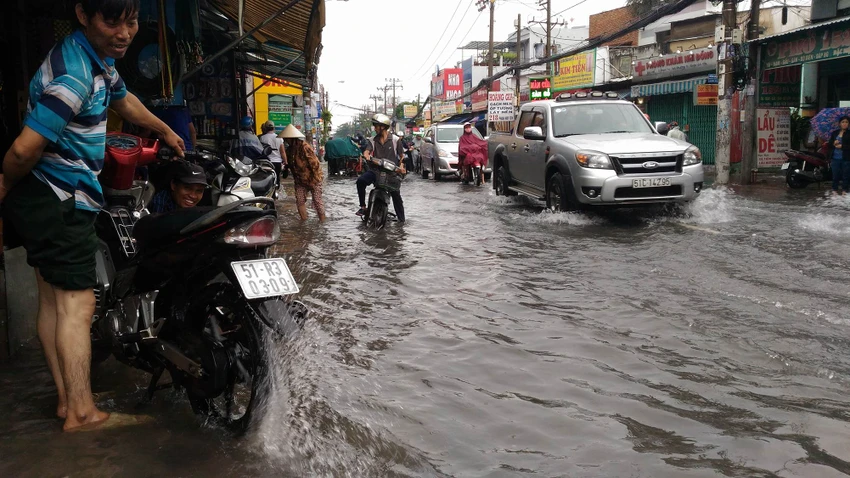 TP.HCM lại mưa, nước đang ngập nhiều tuyến đường ảnh 4 TP.HCM lại mưa, nước đang ngập nhiều tuyến đường ảnh 4