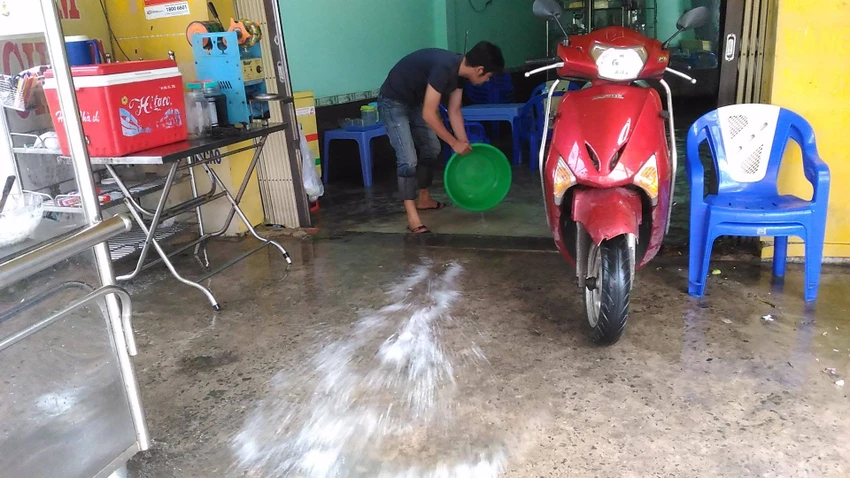 TP.HCM lại mưa, nước đang ngập nhiều tuyến đường ảnh 6 TP.HCM lại mưa, nước đang ngập nhiều tuyến đường ảnh 6
