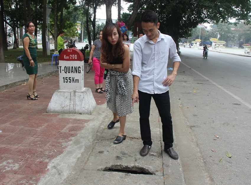 Nguy cơ tai nạn cho du khách trước cột mốc Quốc gia ảnh 1