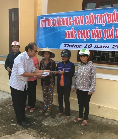 KTX ĐHQG TP.HCM góp hơn 400 triệu ủng hộ miền Trung ảnh 1