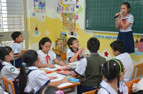 Hai đề án giáo dục chưa phù hợp ảnh 1 Học sinh một trường tiểu học tại TP HCM được dạy theo mô hình VNEN Ảnh: Tấn Thạnh