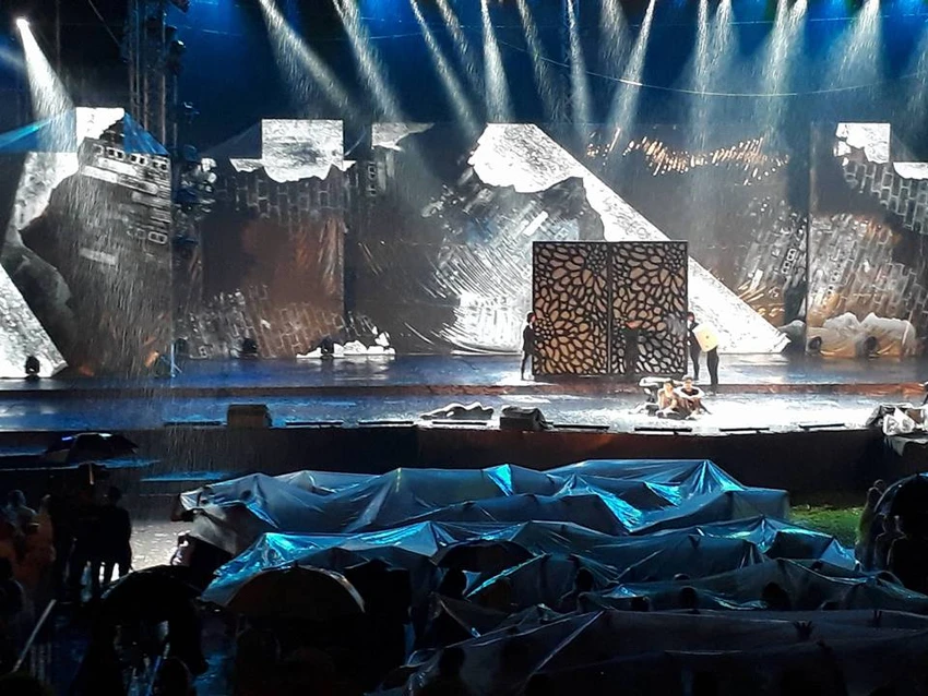 Nghệ sĩ và khán giả đội mưa xem live show Việt Hương ảnh 4