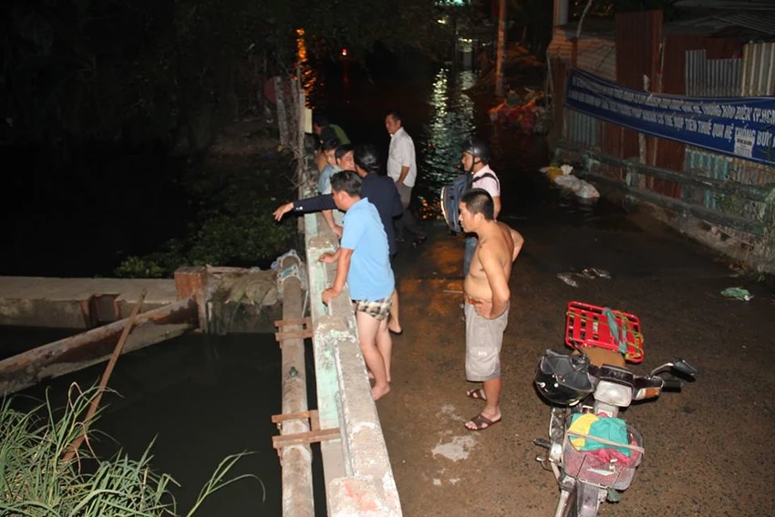 Sự cố cống ngăn nước khiến 2 phường quận 12 ngập nặng ảnh 3 Sự cố cống ngăn nước khiến 2 phường quận 12 ngập nặng ảnh 3