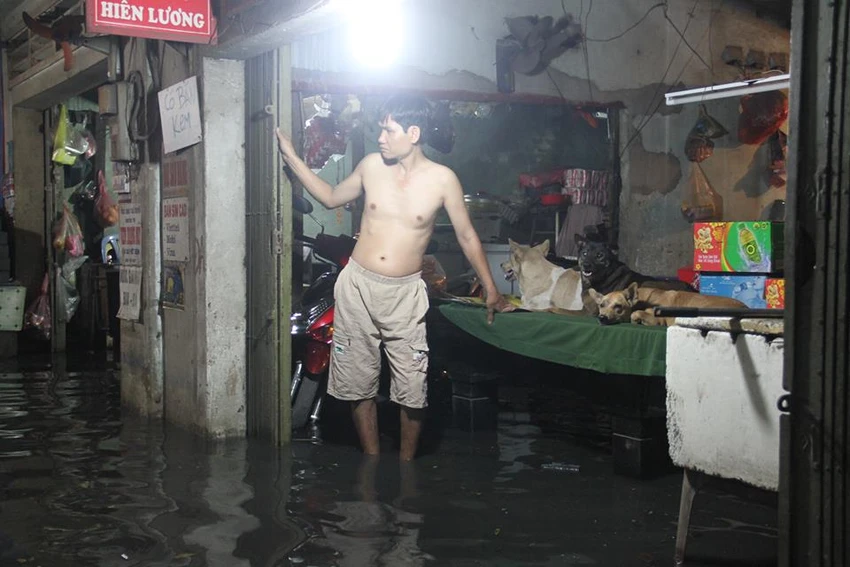 Sự cố cống ngăn nước khiến 2 phường quận 12 ngập nặng ảnh 5 Sự cố cống ngăn nước khiến 2 phường quận 12 ngập nặng ảnh 5