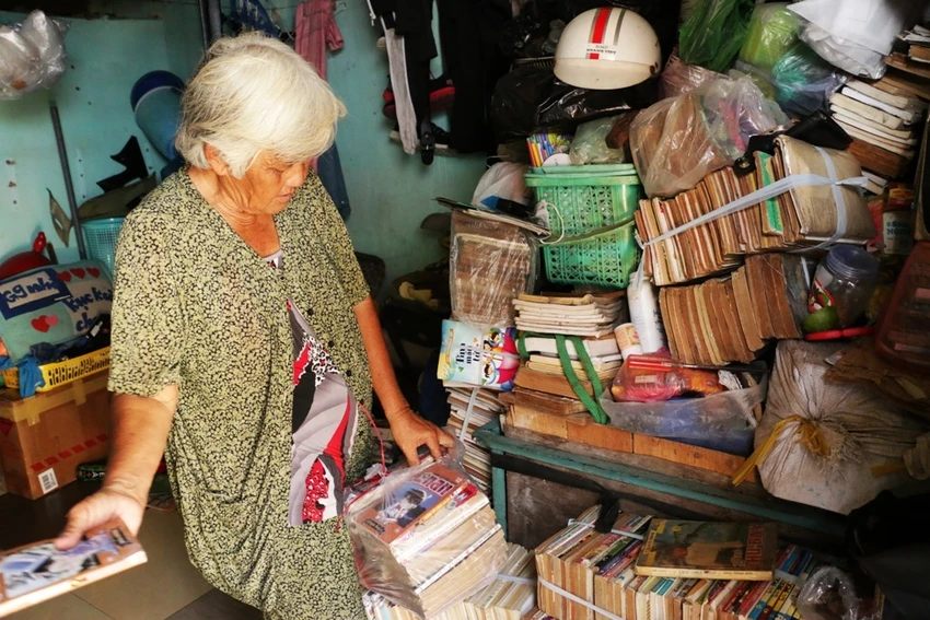 Chùm ảnh: Bà Trình “ghiền” sách cũ ảnh 10 Một nữa diện tích căn phòng dùng để chứa sách