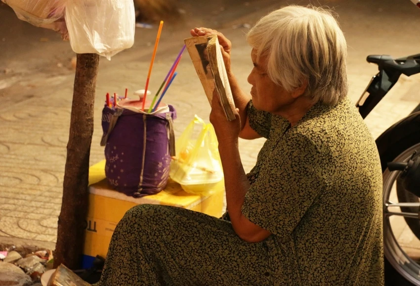 Chùm ảnh: Bà Trình “ghiền” sách cũ ảnh 3 Lúc nào cũng nhìn chằm chằm vào trang sách cũ, mặc kệ mọi người xung quanh. Bà Trình nhớ vanh vách về lịch sử Việt Nam, thơ ca như: Truyện Kiều của Nguyễn Du, Lục Vân Tiên (Nguyễn Đình Chiểu), những sự tích về hai từ “Sài Gòn”, hồ Kì Hòa, bến Tắm Ngựa, hay tên các con đường ở TP.HCM…