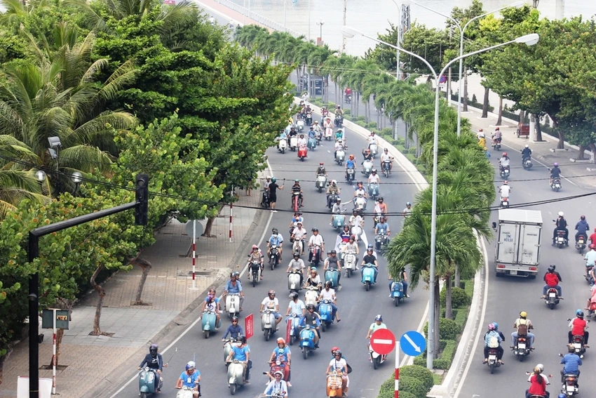 500 xe Vespa cổ rầm rộ diễu hành giữa thành phố biển ảnh 3 500 xe Vespa cổ rầm rộ diễu hành giữa thành phố biển ảnh 3