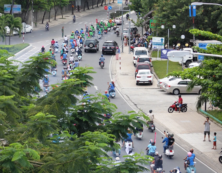 500 xe Vespa cổ rầm rộ diễu hành giữa thành phố biển ảnh 2 500 xe Vespa cổ rầm rộ diễu hành giữa thành phố biển ảnh 2