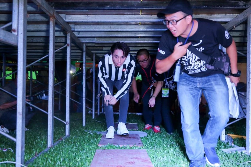 Sơn Tùng M-TP xuất hiện từ gầm sân khấu để gây bất ngờ ảnh 2