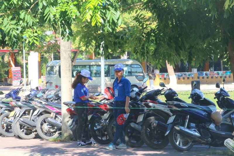 Sinh viên tình nguyện lập điểm giữ xe miễn phí cho TS ảnh 2 Sinh viên tình nguyện lập điểm giữ xe miễn phí cho TS ảnh 2