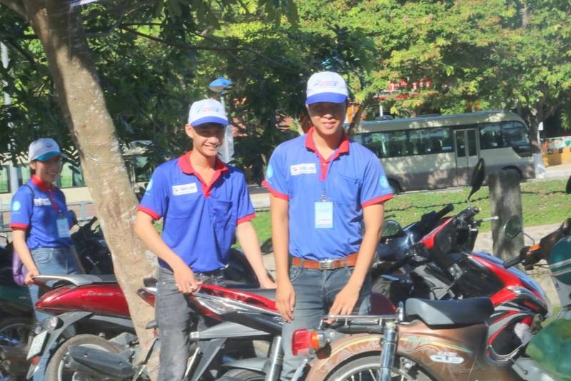 Sinh viên tình nguyện lập điểm giữ xe miễn phí cho TS ảnh 3 Sinh viên tình nguyện lập điểm giữ xe miễn phí cho TS ảnh 3