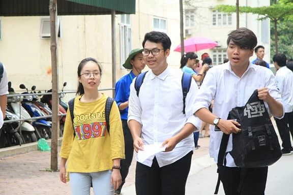 Thí sinh “ngợp” vì đề dài, thi một lúc 3 môn ảnh 2 Thí sinh “ngợp” vì đề dài, thi một lúc 3 môn ảnh 2
