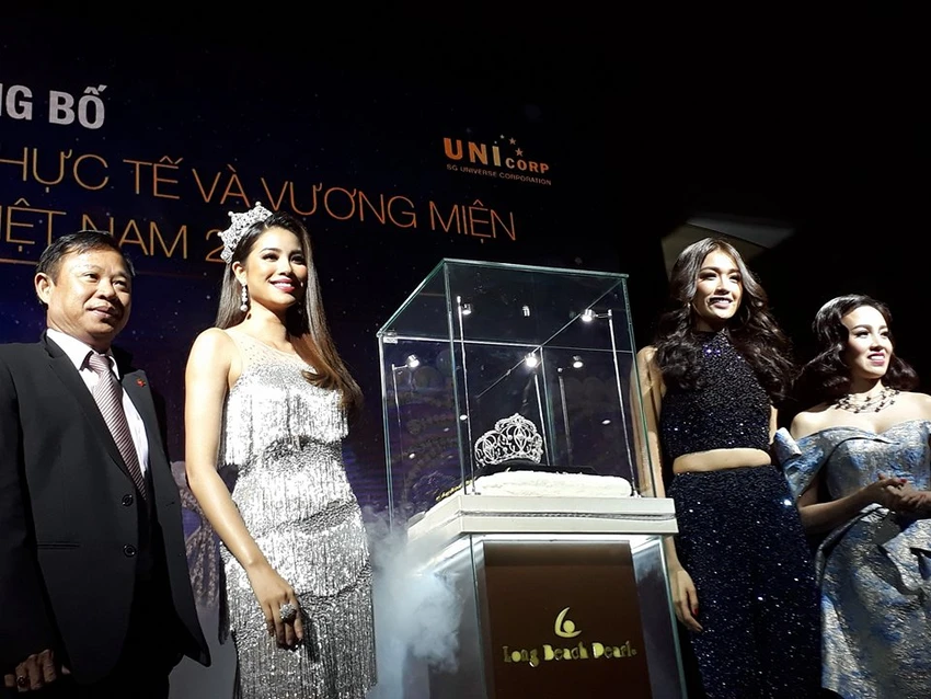 Công bố vương miện 'Hoa hậu Hoàn vũ VN 2017' 2,7 tỉ ảnh 3 Công bố vương miện 'Hoa hậu Hoàn vũ VN 2017' 2,7 tỉ ảnh 3