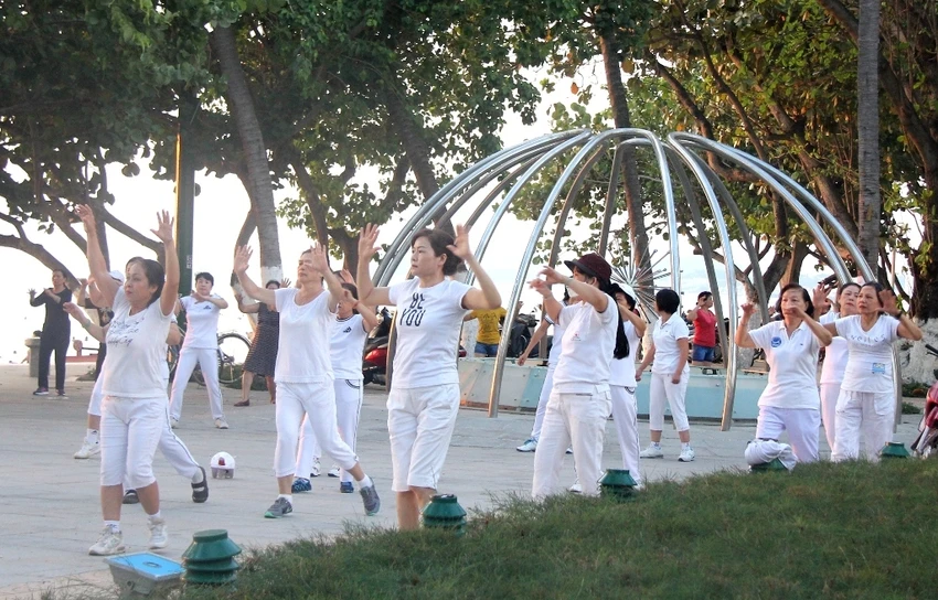 Sôi động thể dục buổi sáng trên bờ biển Nha Trang ảnh 5 the_duc_buoi_sang-nha_trang__9