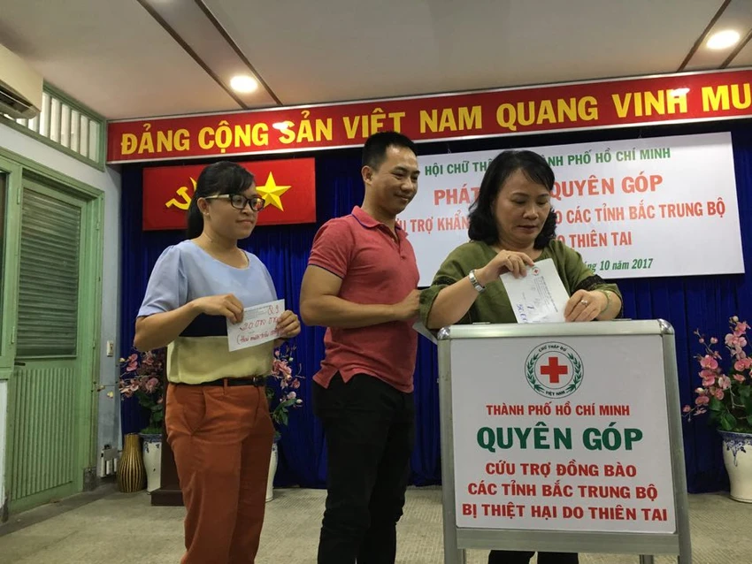 Ấm áp tình người Sài Gòn ủng hộ đồng bào lũ lụt ảnh 3 Ấm áp tình người Sài Gòn ủng hộ đồng bào lũ lụt ảnh 3