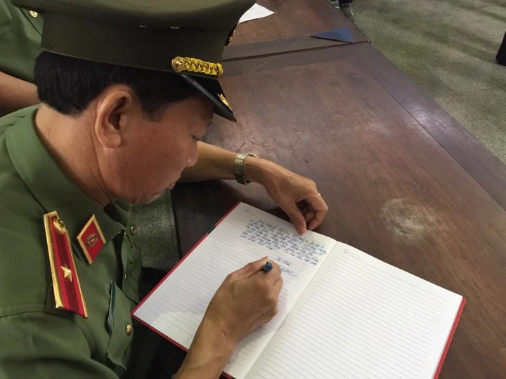 Những hình ảnh xúc động tại lễ viếng thầy Văn Như Cương ảnh 6 Những hình ảnh xúc động tại lễ viếng thầy Văn Như Cương ảnh 6