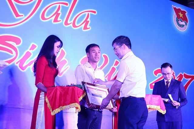 Hiệu trưởng Nhà trường tặng Giấy khen và phần thưởng cho sinh viên Vũ Huy Cảng 