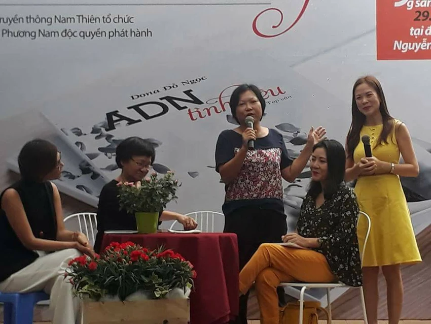 Tác giả Đỗ Ngọc và những người bạn đàn bà của chị trong buổi ra mắt sách sáng 29-10 tại Đường Sách