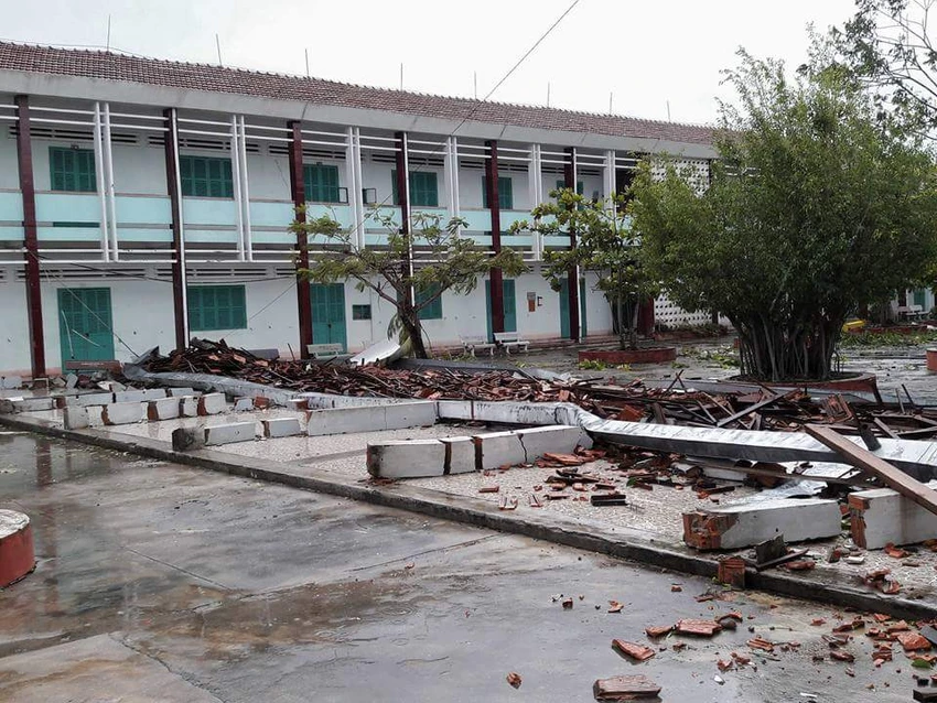 Khánh Hòa: Học sinh 4 địa phương tiếp tục nghỉ học ảnh 1 Dãy hành lang dành cho giáo viên trường THPT Hoàng Hoa Thám, huyện Diên Khánh bị sập hoàn toàn trong cơn bão ngày 4-11. Ảnh: Phan Tấn Đẩu
