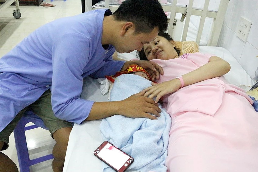 Bé sinh lúc VN gỡ hòa, bố ẵm con đi cổ vũ ảnh 2 Bé sinh lúc VN gỡ hòa, bố ẵm con đi cổ vũ ảnh 2