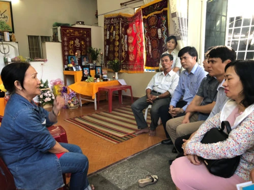 Bộ GD&ĐT thăm gia đình GV, HS vụ sạt lở đất ở Nha Trang ảnh 1