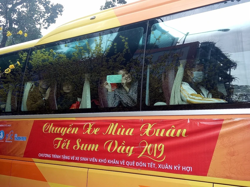 Chuyến xe mùa xuân đưa 2.500 sinh viên về quê đón Tết ảnh 8 Chuyến xe mùa xuân đưa 2.500 sinh viên về quê đón Tết ảnh 8
