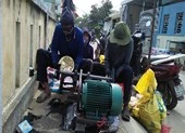 Nghề chà đồ đồng mùa Tết trên đảo Lý Sơn